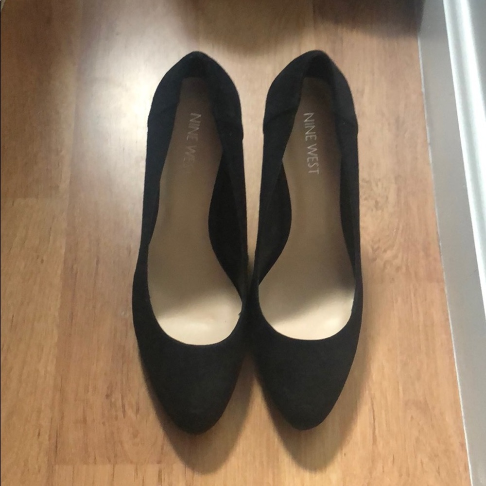 Nine West black suede pump